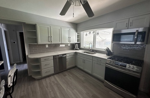 Sappington House | Cute Blue House -2 bdrm house. Private backyard. 20 min or less from anywhere