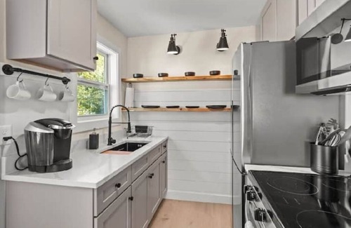 Warrington House | Cute Bungalow Near NAS – Pet-Friendly 3BR Home w/Fenced Yard & Parking