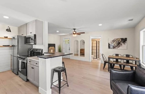 Warrington House | Cute Bungalow Near NAS – Pet-Friendly 3BR Home w/Fenced Yard & Parking