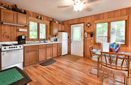Hayward House | Cute cabin conveniently located between LCO and Grindstone on Johnson Lake.
