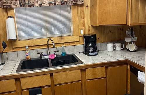 Munds Park Cabin | Cute cabin on quiet lot with lots of pines Dog Friendly