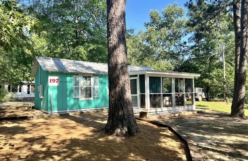 Kennard Cabin | CUTE CABIN, PRIVATE HOT TUB, QUEEN BED, SMALL TOWN, 4 MILES TO RATCLIFF LAKE