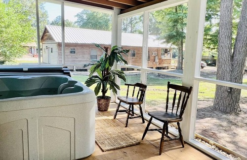 Kennard Cabin | CUTE CABIN, PRIVATE HOT TUB, QUEEN BED, SMALL TOWN, 4 MILES TO RATCLIFF LAKE