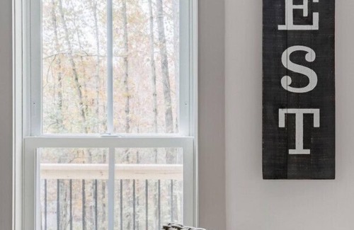 Hendersonville Apartment | Cute Cabin with Hot Tub 30 mins from Nashville