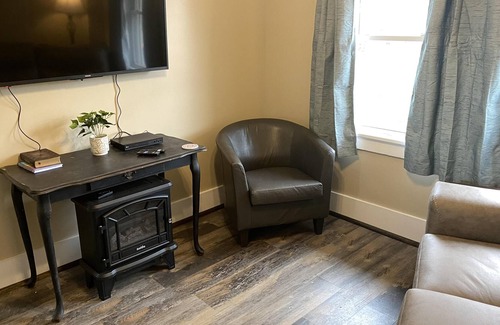 Canton House | Cute Carriage House near Canton/Asheville Jet Tub