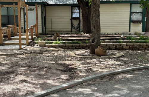 San Marcos House | Cute Casita . near river tubing. room service. dog friendly. quiet area