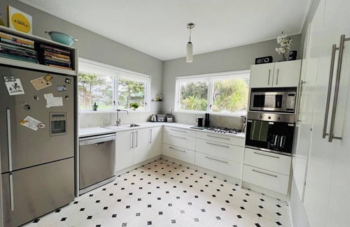 Wellington House | Cute, character bungalow only 10 Mins from CBD with outdoor bath