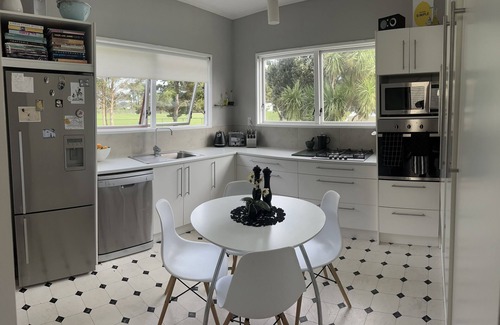 Wellington House | Cute, character bungalow only 10 Mins from CBD with outdoor bath