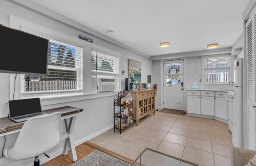 Lake Como Cottage | Cute & Clean Cottage! Near downtown, restaurants and beach!