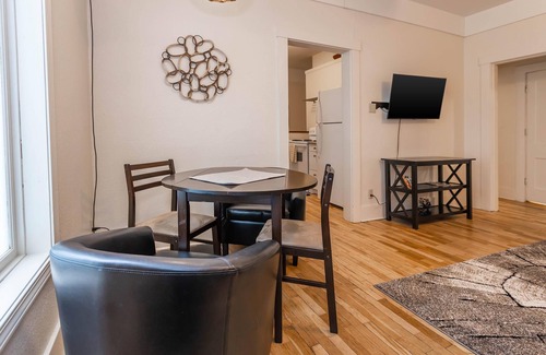 Manhattan House | Cute College Pad