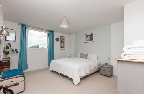 Evelyn Apartment | Cute & Colourful 2Bed w/Patio in Surrey Quays