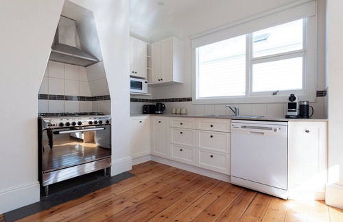 South Launceston House | Cute & Comfortable Cottage: Near City with Parking