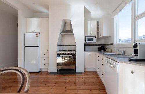 Launceston CBD House | Cute & Comfortable Cottage: Near City with Parking