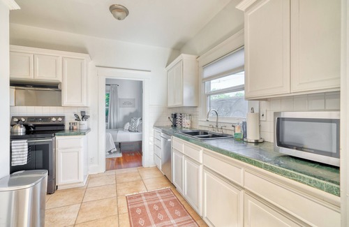 King House | Cute & Comfortable Portland Home with 91 WalkScore