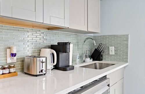 Cedar Crest Apartment | Cute & comfy 10min to Downtown (15 steps)