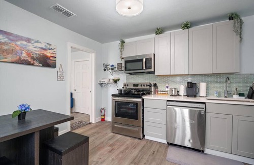 Cedar Crest Apartment | Cute & comfy 10min to Downtown (15 steps)