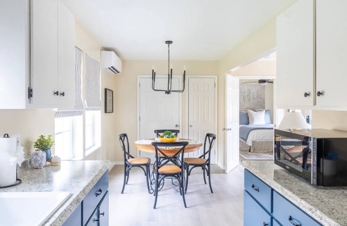 La Grange House | Cute, Comfy & Across from Ice Plant w/Fire Pit | The Lucy