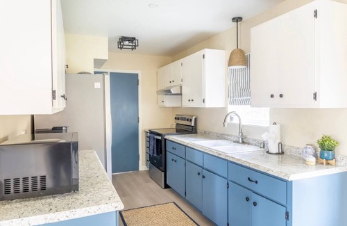 La Grange House | Cute, Comfy & Across from Ice Plant w/Fire Pit | The Lucy