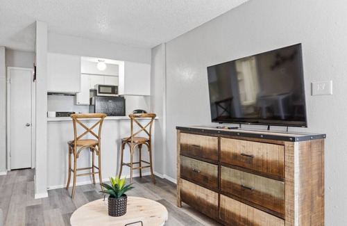 Park Central Apartment | Cute & Contemporary 1 Bed Apt! Easy Pool Access!