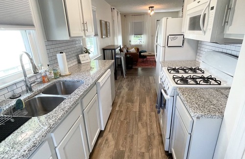 Taylor Berry House | Cute & Convenient house 1 mile from Churchill Downs!