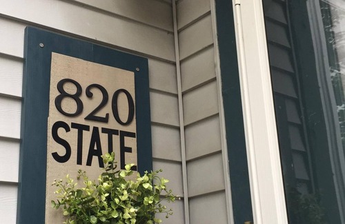 Saint Joseph House | Cute Corner Cottage in Downtown St. Joseph