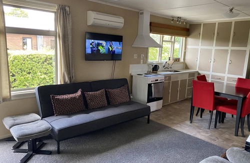 Te Anau House | CUTE & COSY, CLOSE TO TOWN & LAKE