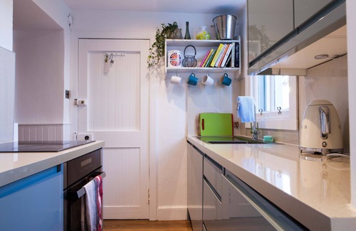 Dunning Cottage | Cute, cosy cottage with retro Dutch Tub.