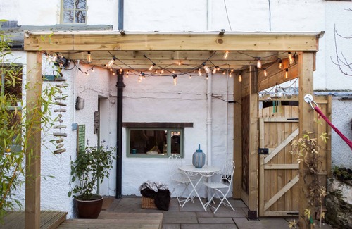 Dunning Cottage | Cute, cosy cottage with retro Dutch Tub.