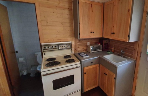 Wasaga Beach Cottage | Cute Cottage, 2 min Walk to Beach, BCC #2