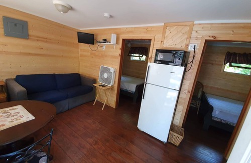 Wasaga Beach Cottage | Cute Cottage, 2 min Walk to Beach, BCC #2