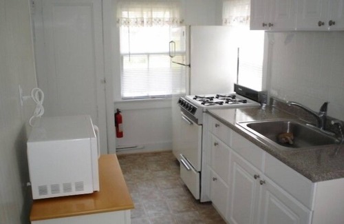 Southold Cottage | Cute Cottage Apartment Near town, beaches and vineyards (WBH)