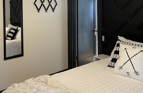 Burns House | Cute Cottage just blocks from downtown