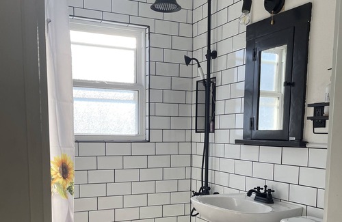 Burns House | Cute Cottage just blocks from downtown