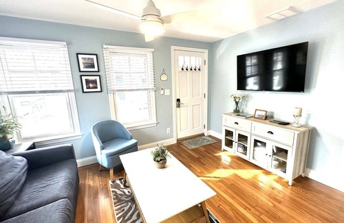 Newport East Cottage | Cute cottage located between First and Second Beaches.