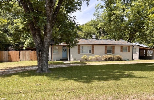 Martinez House | CUTE COTTAGE NEAR EVERYTHING