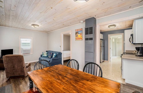Arcadia House | Cute cottage - walk to beach and nature preserve - budget-friendly, washer/dryer
