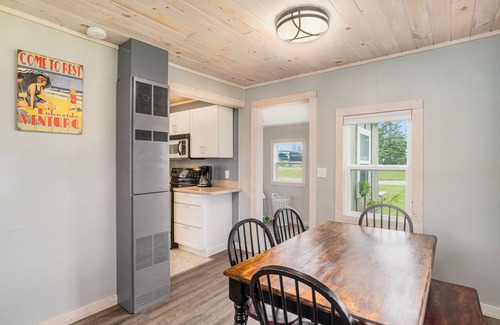 Arcadia House | Cute cottage - walk to beach and nature preserve - budget-friendly, washer/dryer