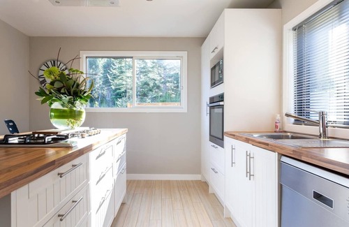 Closeburn Cottage | Cute Cottage with Hot Tub & Uninterrupted Lake Views