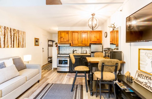 Whistler Creekside Condo | Cute & Cozy 1 bed, Ski in/Out, No Car Needed!