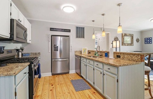 Fox Lake House | Cute & Cozy 2/1 Lakeview House on Chain O Lakes with Hot Tub