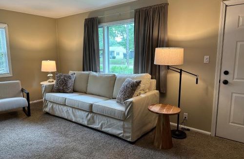 Midland House | Cute & Cozy 2 Bedroom Near Park