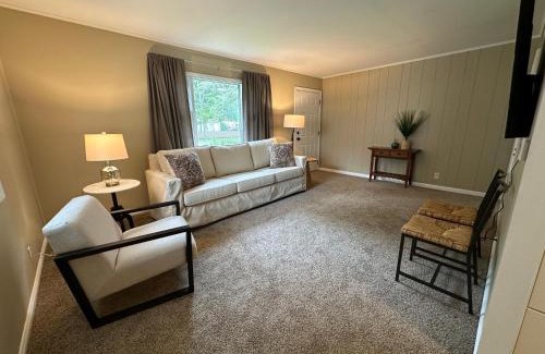 Midland House | Cute & Cozy 2 Bedroom Near Park