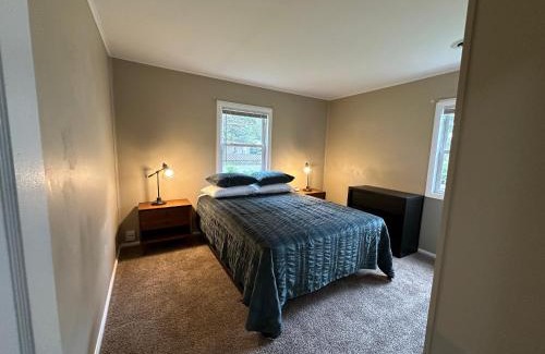 Midland House | Cute & Cozy 2 Bedroom Near Park
