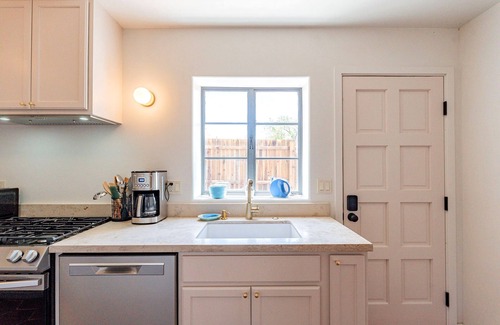 Blenman-Elm House | Cute & Cozy 2BR/1BA Adobe w Firepit Near UA & UMC - Low Summer Rates! π‘π΅π