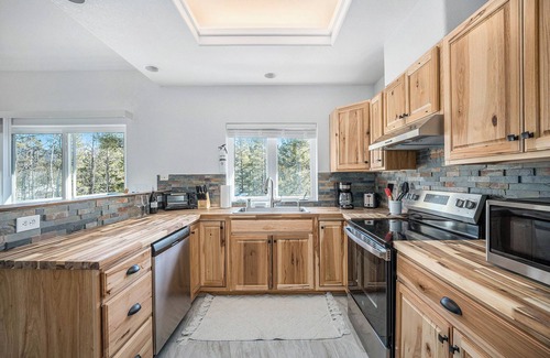 Black Hawk House | Cute & Cozy 3 Bedroom Home w/Hot Tub and complimentary Gift Basket