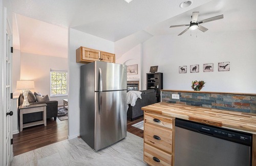 Black Hawk House | Cute & Cozy 3 Bedroom Home w/Hot Tub and complimentary Gift Basket