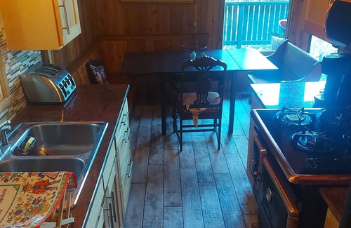 Markerville Cabin | Cute & Cozy Cabin- walking distance to the lake!