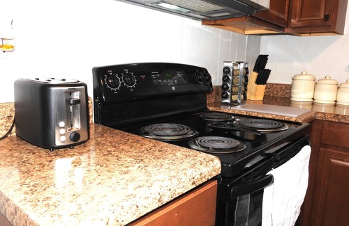 Clarksville House | Cute & Cozy Cottage near Downtown APSU!