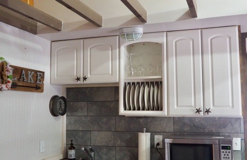 Cadillac House | Cute, Cozy Cottage walking distance to Lake Mitchell