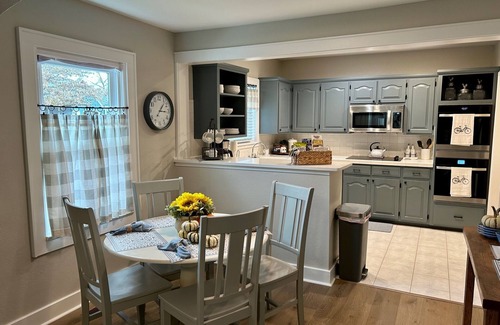 Rogers House | Cute & Cozy Downtown Cottage - Biking, Burgers, & Trails nearby